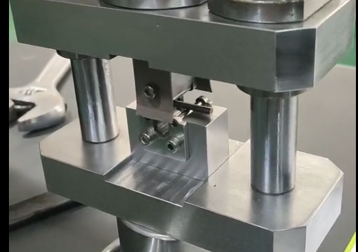 蓬萊超硬復合材料硬質(zhì)合金棒材三點彎曲試驗機測試