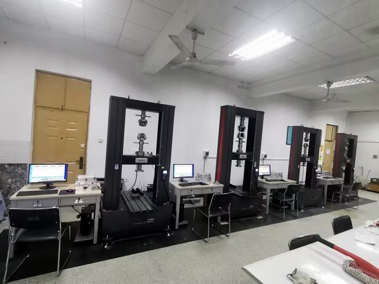 圖片新聞：北京工業(yè)大學(xué)四臺試驗機(jī)設(shè)備交付驗收